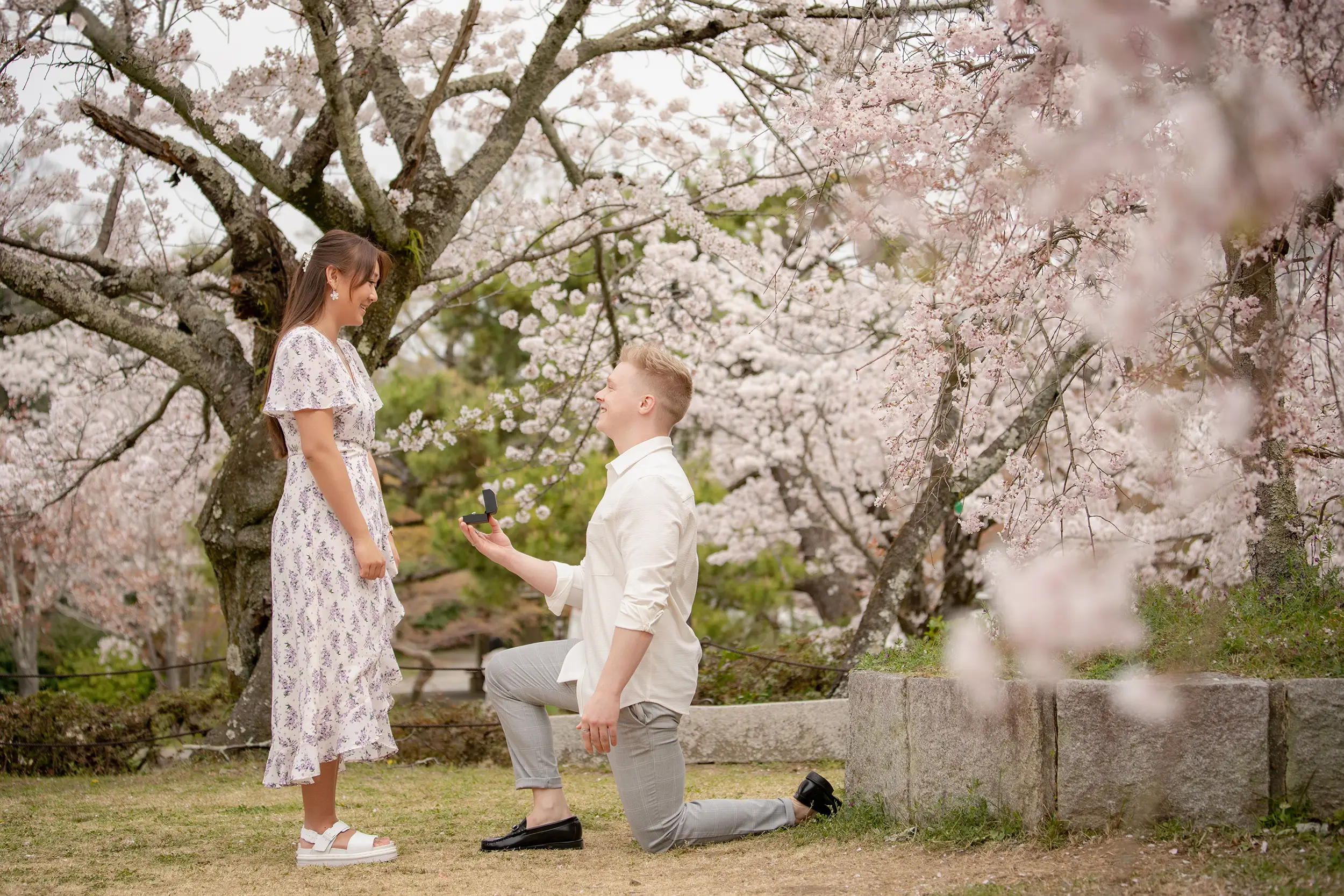 Couple proposal photoshoot moment in Kyoto
